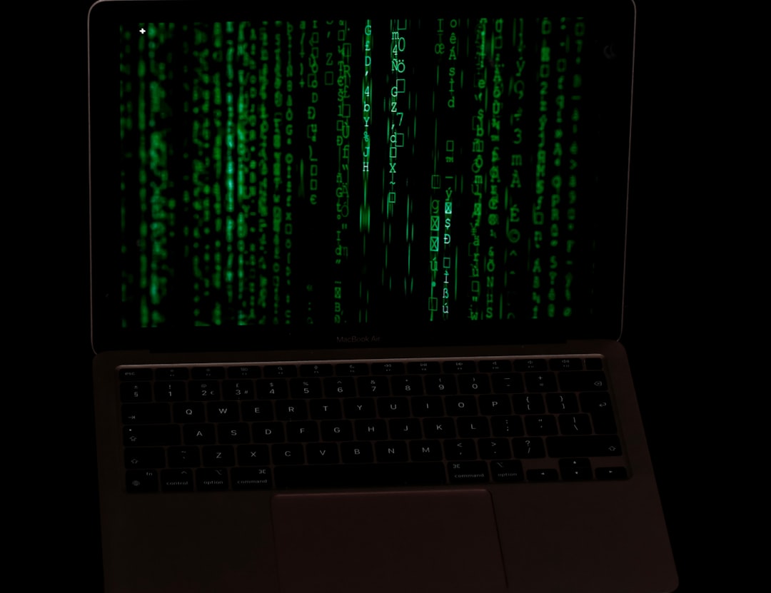 Ordenador portátil en un entorno oscuro